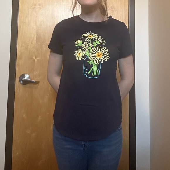 Old Navy Tee with a Bouquet of Flowers - Picture 7 of 8